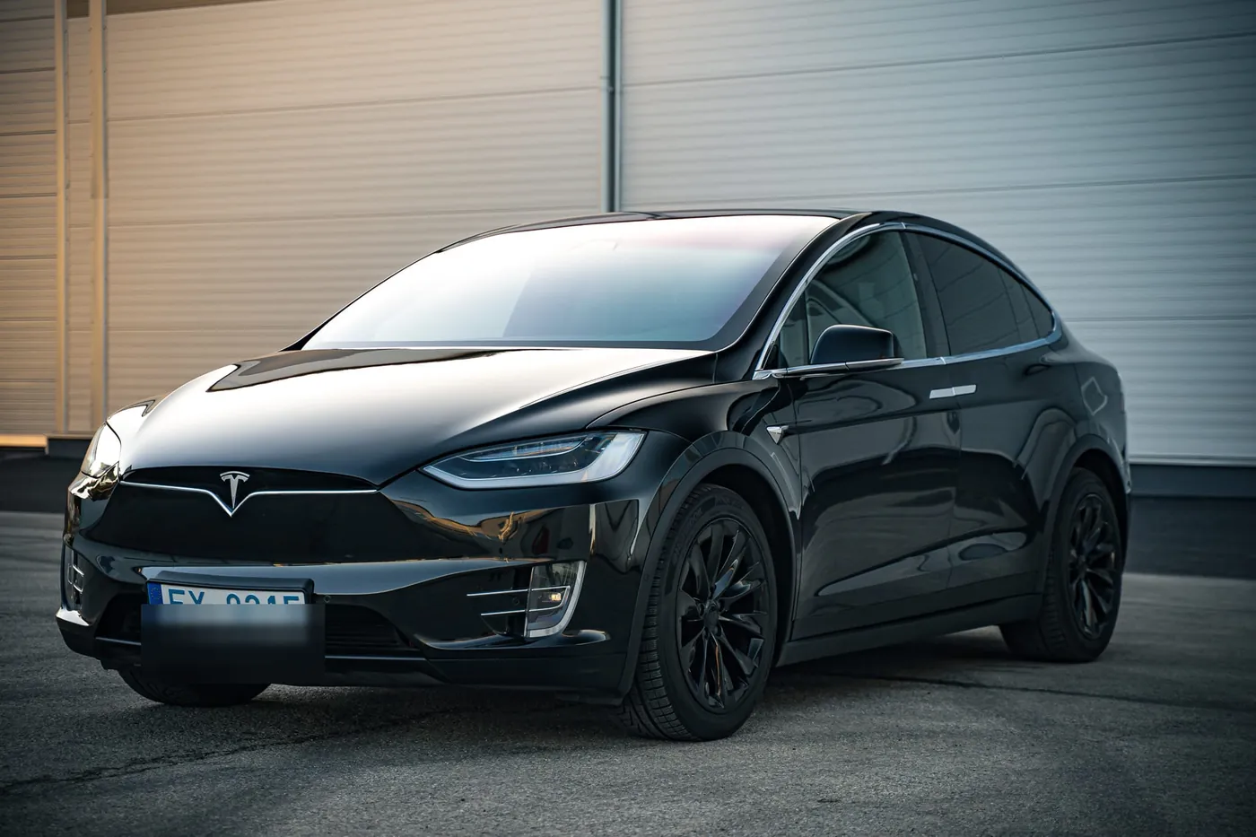 Tesla Model X sānskats