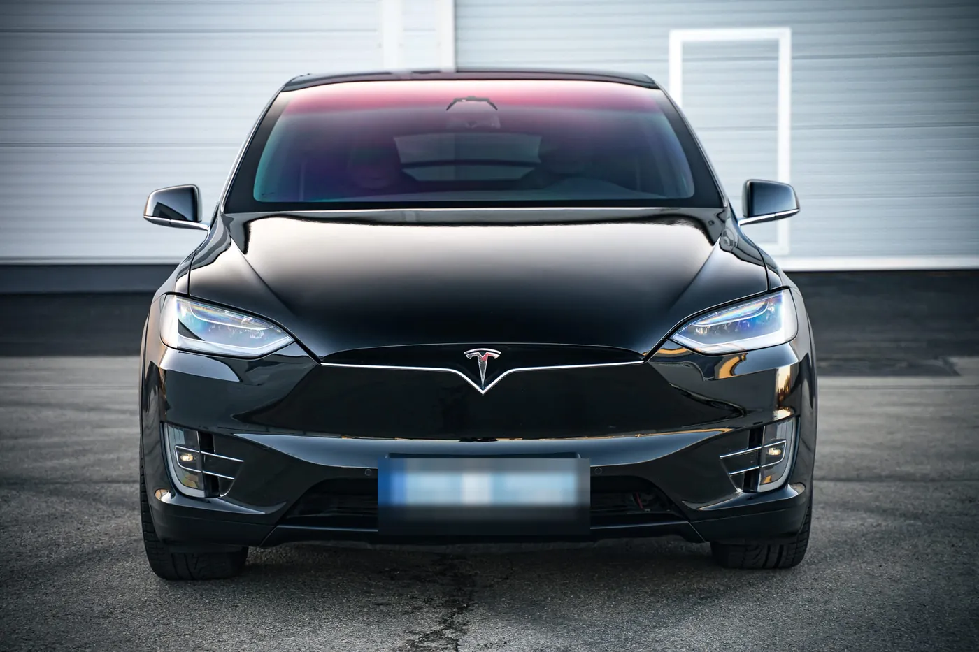 Melns Tesla Model X no priekšas